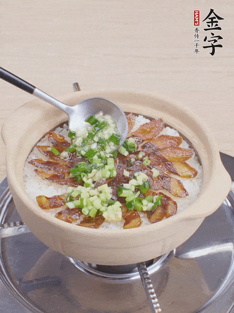倒蔥姜醬再燜1分鐘。（也可以淋點生抽）