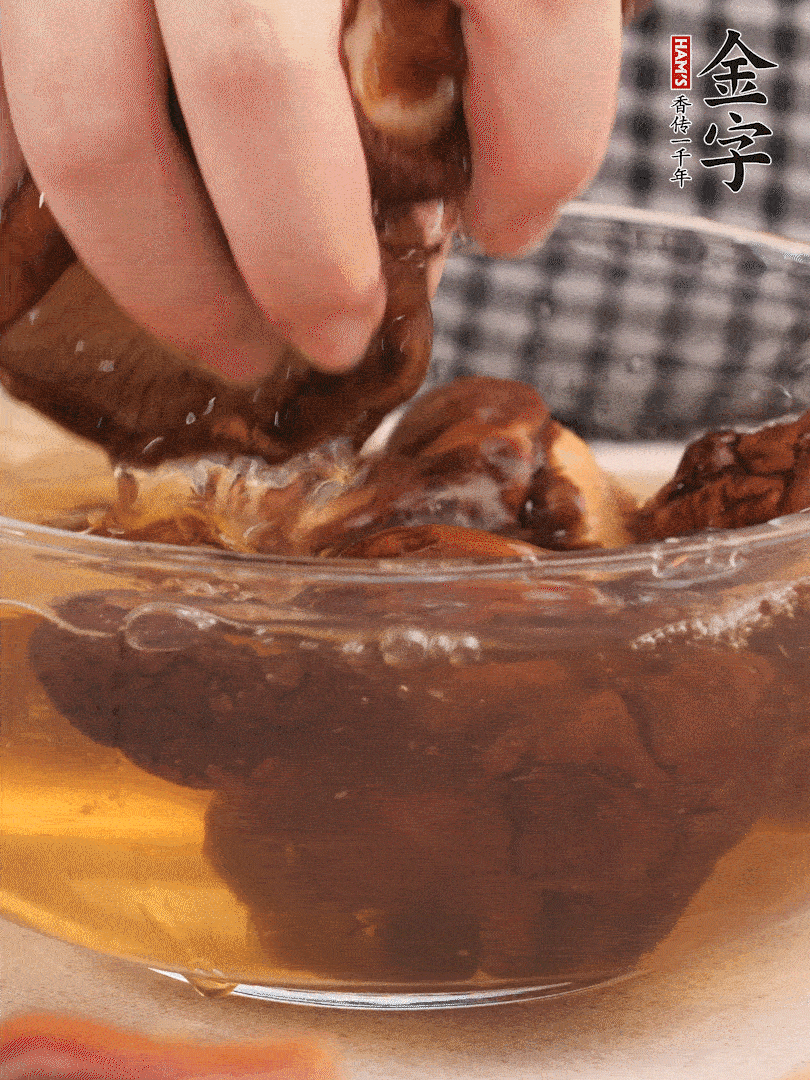 干香菇溫水泡發(fā)，去蒂洗凈切十字。