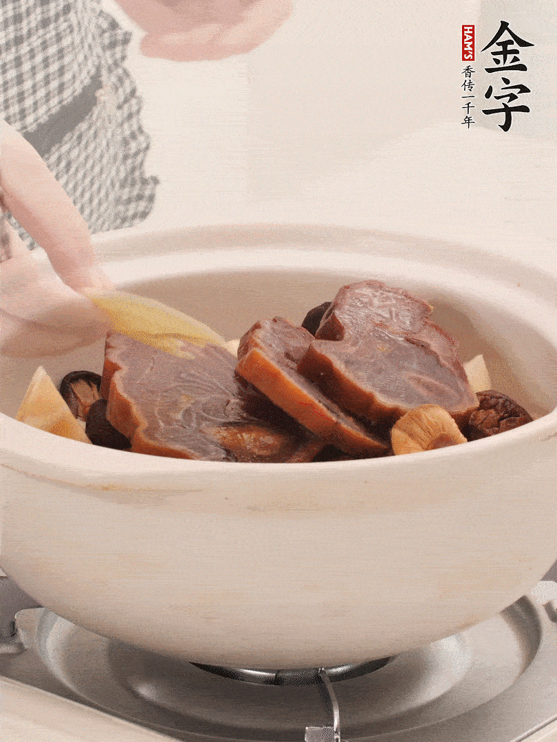 火腿、蓮藕、香菇放入砂鍋，加2片姜片，加水沒(méi)過(guò)1指。