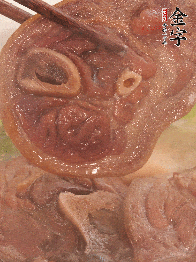 大火燒開(kāi)后，調(diào)成小火燜煮30分鐘，煮至蓮藕軟糯。