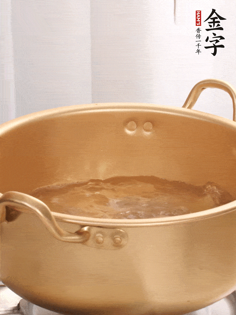 排骨加姜片、料酒，冷水下鍋焯水，撇去浮沫。