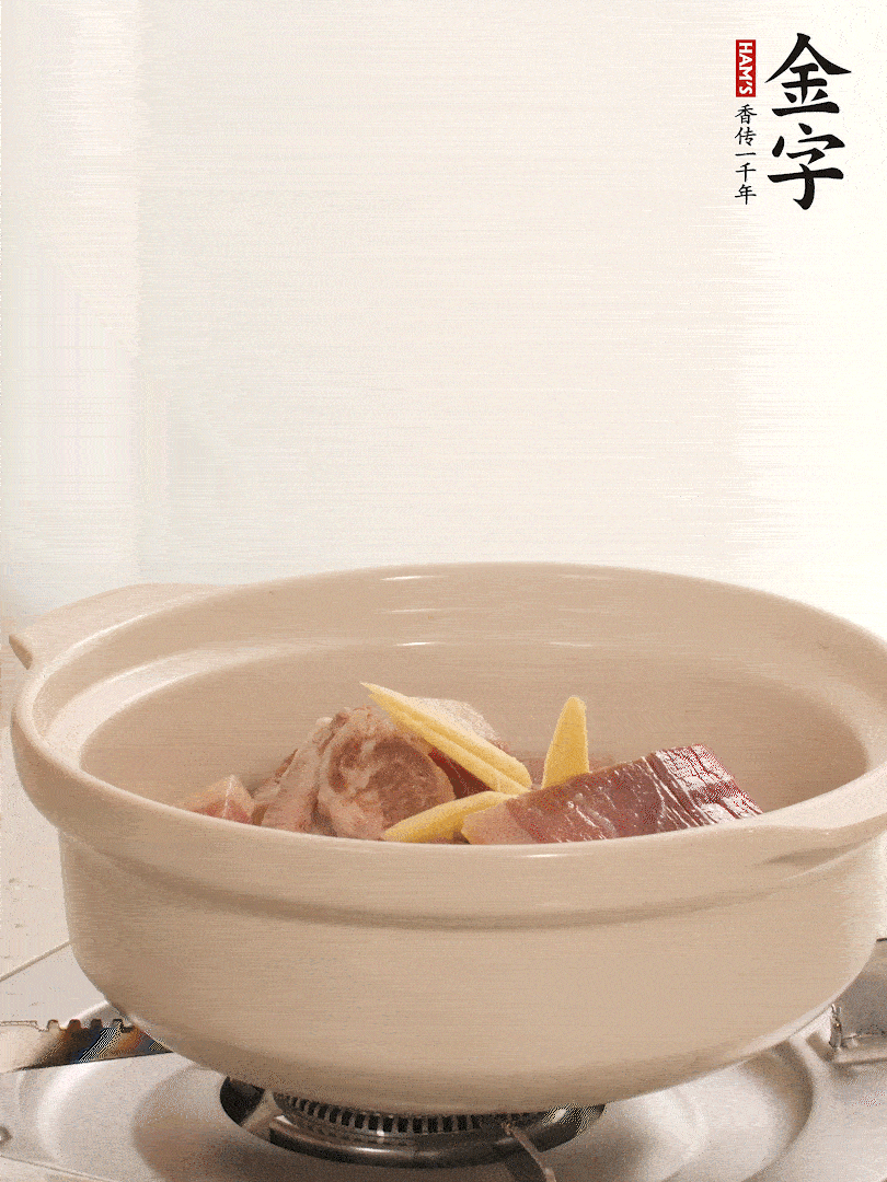 湯鍋放入排骨、火腿、姜，加適量水。煮開后轉小火燉40分鐘。