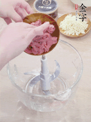 江南野筍干浸泡至軟；豬五花肉切薄片；腐皮改刀切成長(zhǎng)方形。