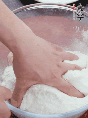 新鮮豬肚以面粉擦洗抓勻。