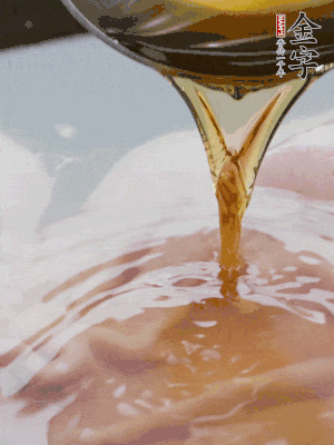 洗凈后冷水下鍋，加黃酒焯水。