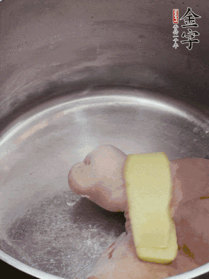 撈出洗凈后，加蔥姜、黃酒二遍焯水。