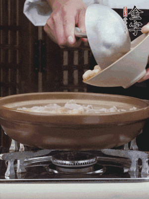 燜煮30分鐘，下花生、紅棗煮5分鐘。（花生提前預煮15分鐘）