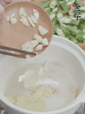 砂煲熱油，姜蒜、辣椒煸香。