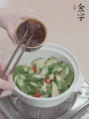 加1勺金字火腿干貝醬、1/2勺生抽攪拌均勻。