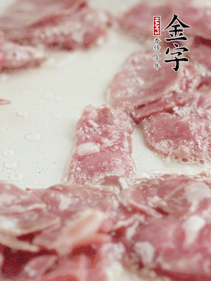 炒鍋熱油，下培根火腿煸炒。