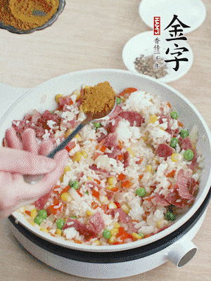 1勺咖喱粉、1/2勺鹽，少許黑胡椒碎炒均。