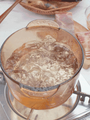 春筍切片焯水3分鐘，去除草酸澀味。