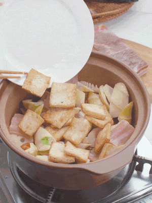 依次下春筍、豆腐，開水沒過食材。