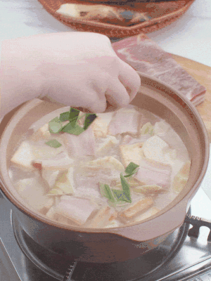 一小撮鹽、糖、雞精調味，最后撒點蒜葉點綴。