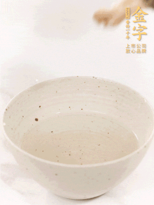 羊肚菌流水洗凈2遍后，溫水泡發(fā)15-20分鐘。