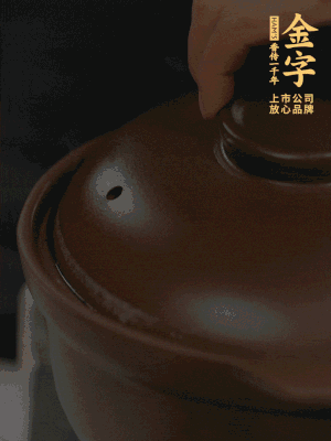 雞、火腿、姜片一起放入砂鍋中，大火轉(zhuǎn)小火燉2小時(shí)。