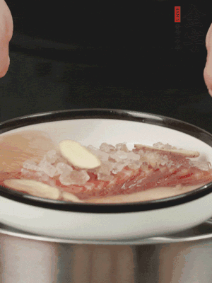 置于盤中，加冰糖100g、黃酒100g、水200g，上鍋蒸20分鐘。