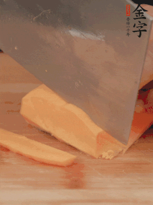 南瓜改刀切片，把蒸好的火腿鋪到南瓜上。