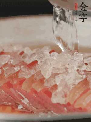 依舊放上冰糖100g、黃酒100g、水200g，鍋中再蒸15分鐘。