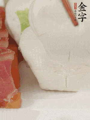 生菜切段，放入荷葉夾。