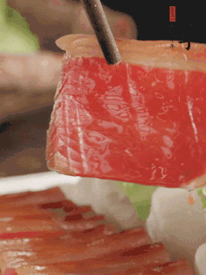 吃的時候，把薄片火腿放入荷葉夾中就可以了。