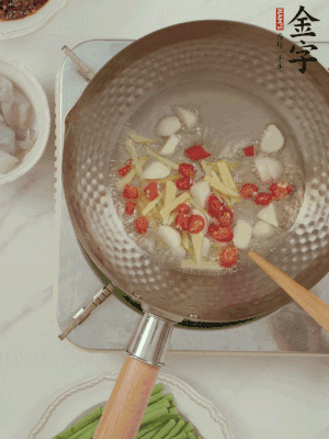 油7成熱時，下大蒜粒、姜絲、小米辣煸香。