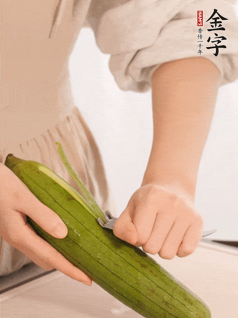 絲瓜去皮切滾刀塊用鹽殺一下水分洗凈。