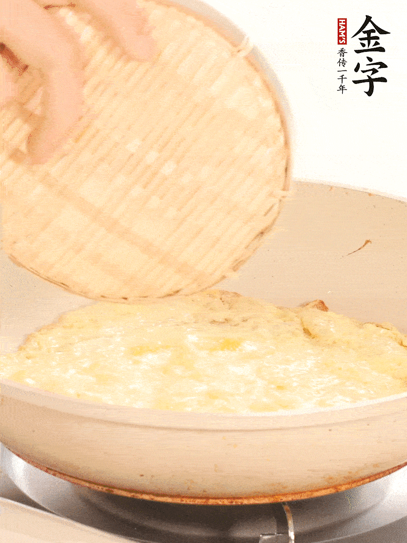 鍋內放入少許油，油溫4成熱倒入一個雞蛋煎熟