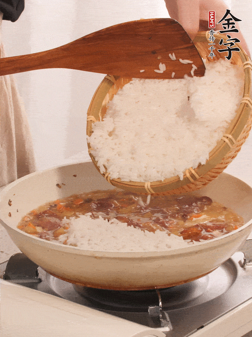 熱鍋燒油，香腸煸出油，加姜片去腥，加土豆、胡蘿卜、香菇翻炒到半熟，隨后加豆角、2小勺鹽、1大勺生抽，煸炒均勻。