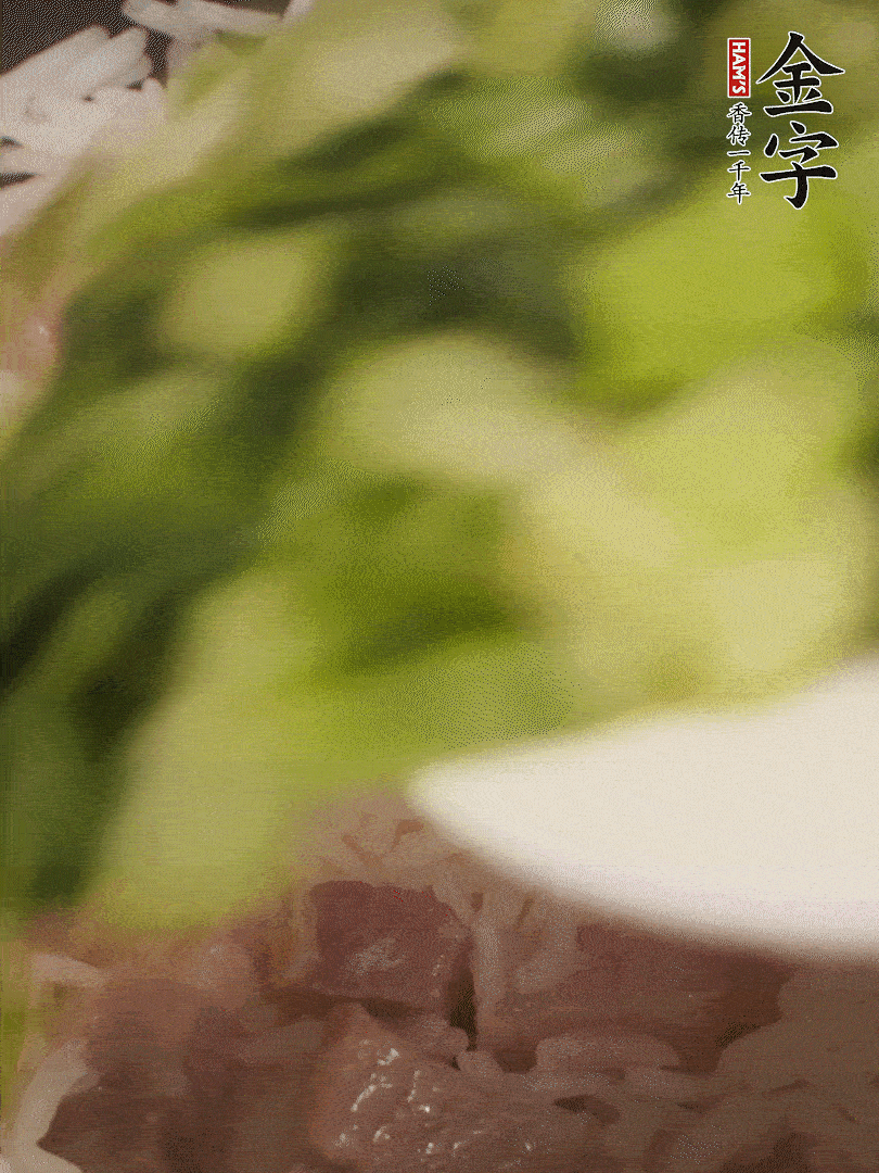 將燜煮好的米飯，倒入炒熟的蔬菜中，翻炒均勻鍆繼續(xù)燜煮5分鐘