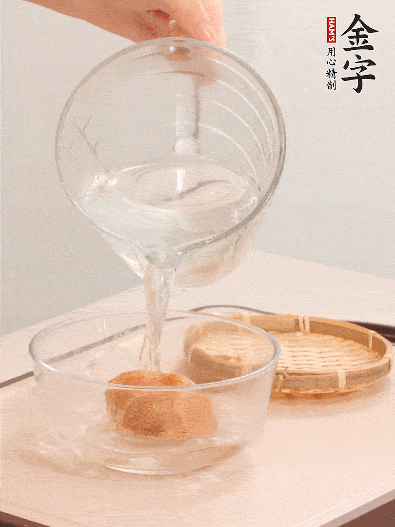 猴頭菇至少泡發(fā)半小時(shí)，將浸泡后的黃水?dāng)D干；