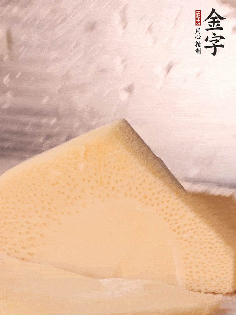 冬筍處理干凈，切滾刀塊，開水焯燙去除澀味