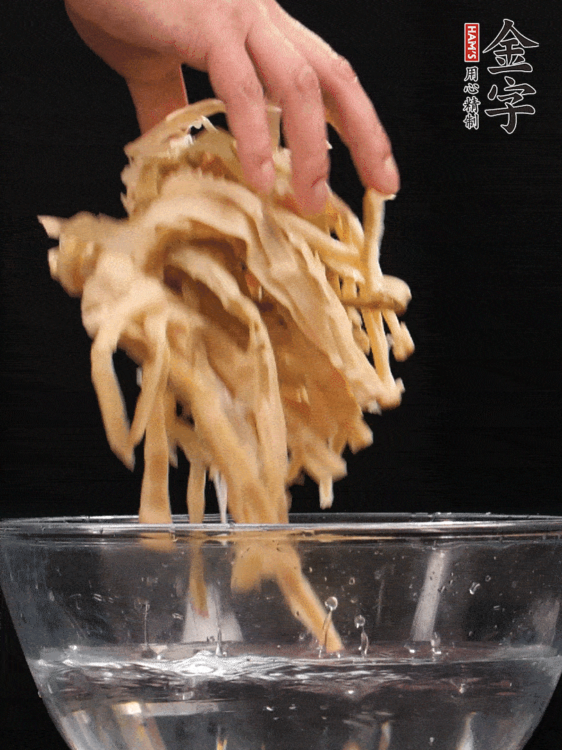 天目山筍干1把，清洗表面鹽分，用手撕成長(zhǎng)條
