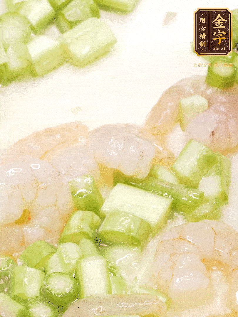 熱油煎香蝦仁，下香腸、蘆筍翻炒，盛出備用。