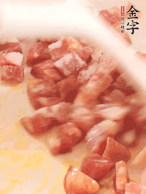 香腸炒出油脂，加入蠶豆煸炒