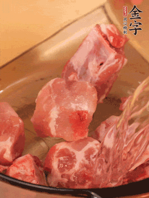 排骨冷水下鍋，加料酒、姜片，煮開(kāi)綽水