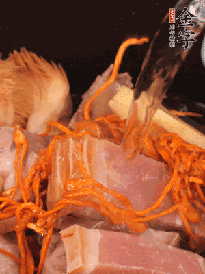 將所有食材一起倒進(jìn)鍋中，加水沒(méi)過(guò)食材，燉煮30分鐘即可