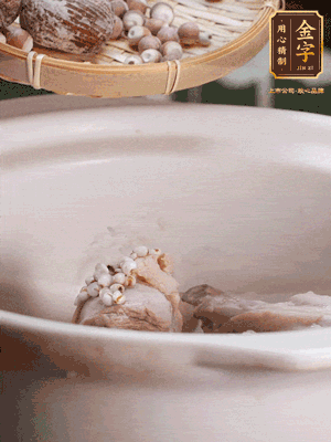 焯好水洗凈的鴨肉、薏米、芡實(shí)、蜜棗+適量水煲1小時(shí)