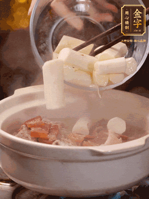 轉(zhuǎn)小火煮1個小時，再放入山藥煮30分鐘，最后加紅棗、枸杞