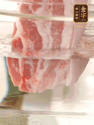 大塊豬五花冷水下鍋，蔥、姜、花雕酒焯水