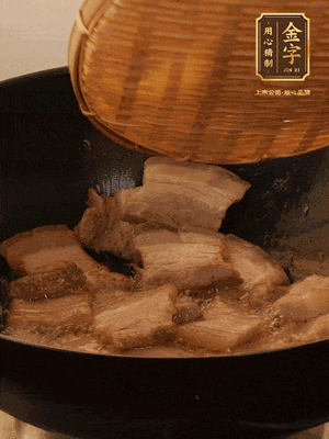 鍋中少油，翻炒五花肉