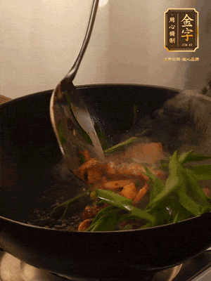 黃豆醬、鹽、糖調(diào)味，淋一圈花雕酒，蒜白先下，蒜葉后下