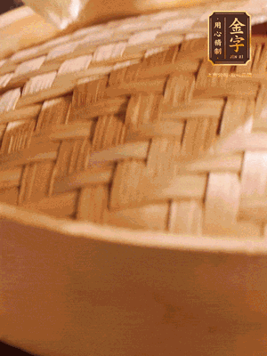 將香腸、醬油肉、臘肉放入蒸容蒸20分鐘