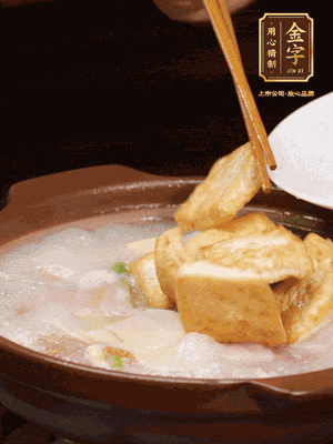 倒入開水大火煮開，轉中小火放咸肉，放一點點糖、味精慢燉10分鐘
