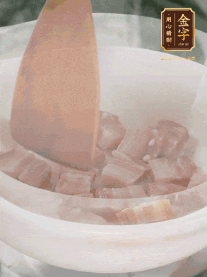 砂鍋內(nèi)咸肉微微煸出香味，再倒入開水。放排骨滾開后轉(zhuǎn)中小火篤30分鐘。（水盡量一次加足，以免中途加水沖淡鮮味。這一步是湯底濃白的關(guān)鍵）