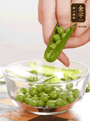 處理食材，藕切片，豌豆剝殼，菱角剝殼， 依次焯水