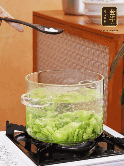 蠶豆剝去外殼，加鹽焯水30秒