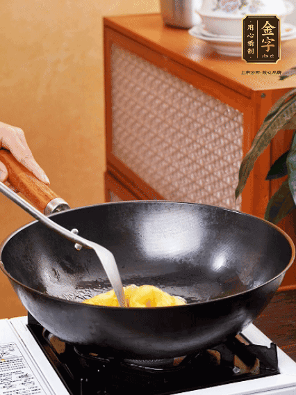 熱油，下雞蛋液煎好，盛出備用