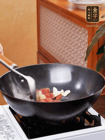 熱油，香腸微微煸出香味，加蒜片、小米辣