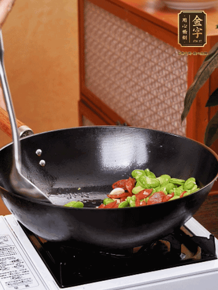 再放入蠶豆翻炒，加一點點醬油調味